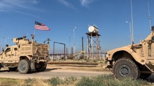 العراق : ملاحقة ” عناصر خارجة عن القانون ” استهدفت قاعدة أمريكية في سوريا بالصواريخ