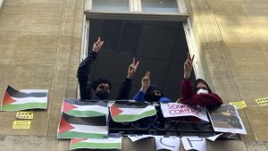 طلاب معهد الدراسات السياسية المرموق في باريس يتظاهرون دعمًا للفلسطينيين