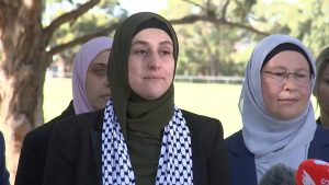 يورونيوز: الأقلية المسلمة تنتقد ازدواج معايير الشرطة الأسترالية في معالجتها حادثي الطعن في سيدني