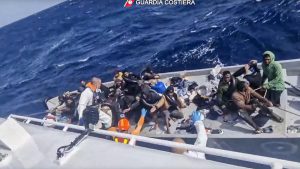 خفر السواحل الإيطالي ينقذ العشرات من اللاجئين و ينتشل 9 جثث من بينها جثة طفلة رضيعة ( فيديو )