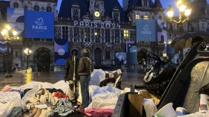 يورونيوز : ” تطهير باريس ” من المهاجرين .. اتهامات للسلطات الفرنسية بإبعادهم نحو مدن أخرى قبل الألعاب الأولمبية