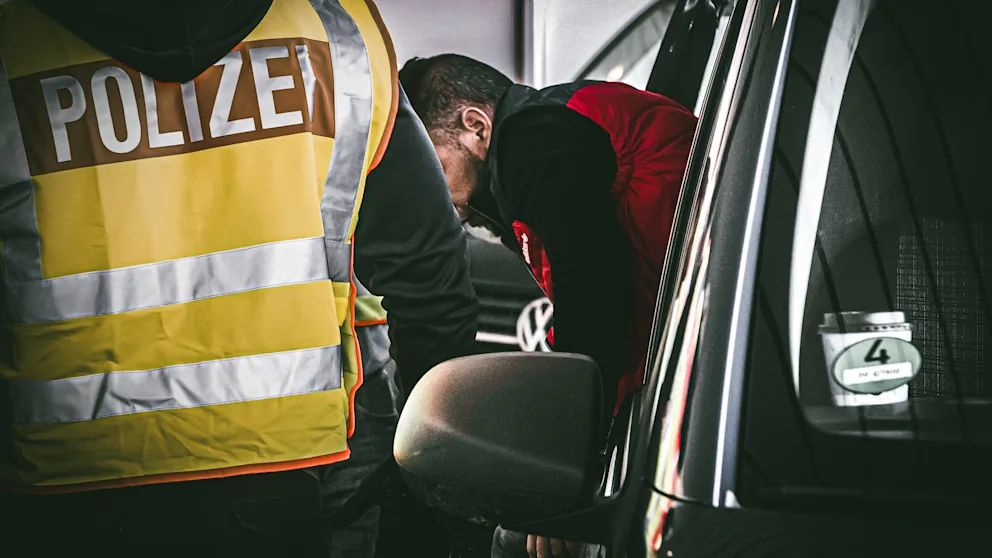 ألمانيا تنفذ أول عملية ترحيل لسوري إلى دمشق – عكس السير