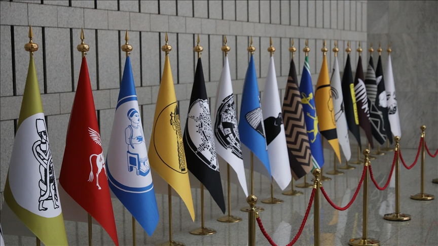 وكالة تركية : رايات حضارات قديمة بسوريا تعرض خلال زيارة وفد تركي إلى دمشق – عكس السير