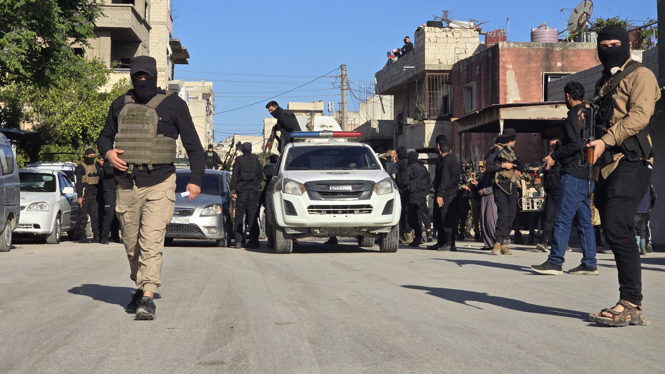 المردص: اشتباكات وتعزيزات وإطلاق نار كثيف للقبض على مطلوب في جبلة – عكس السير