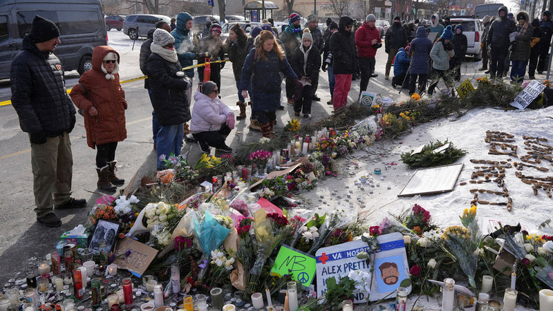 كلينتون وأوباما يدعوان الأميركيين إلى الدفاع عن قيمهم بعد أحداث مينيابوليس – عكس السير