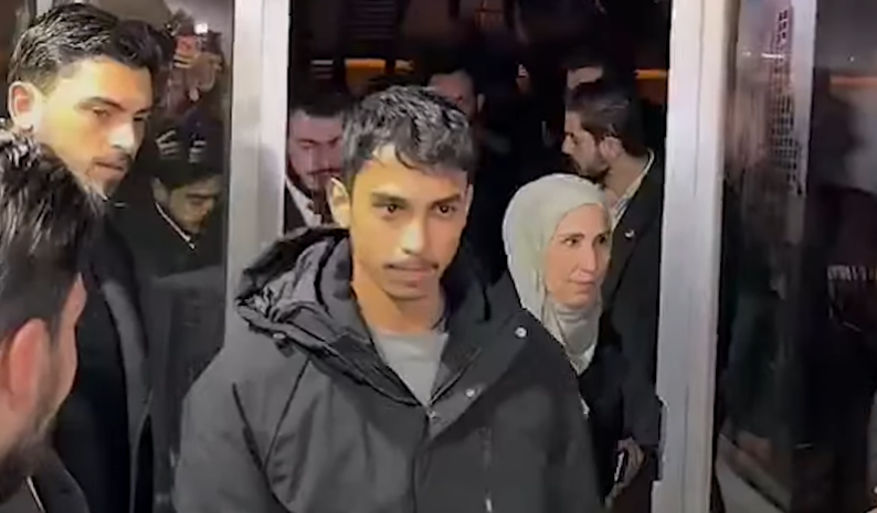 وصول شاب سوري مفرج عنه بعد جدل أثير حول اعتقاله و حكم صادر بحقه في العراق العام الماضي ( فيديو ) – عكس السير