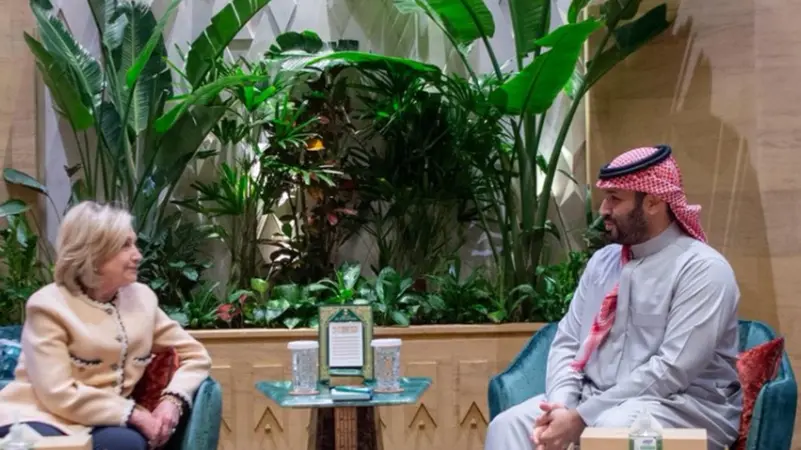 ولي العهد السعودي يستقبل هيلاري كلينتون في الرياض – عكس السير