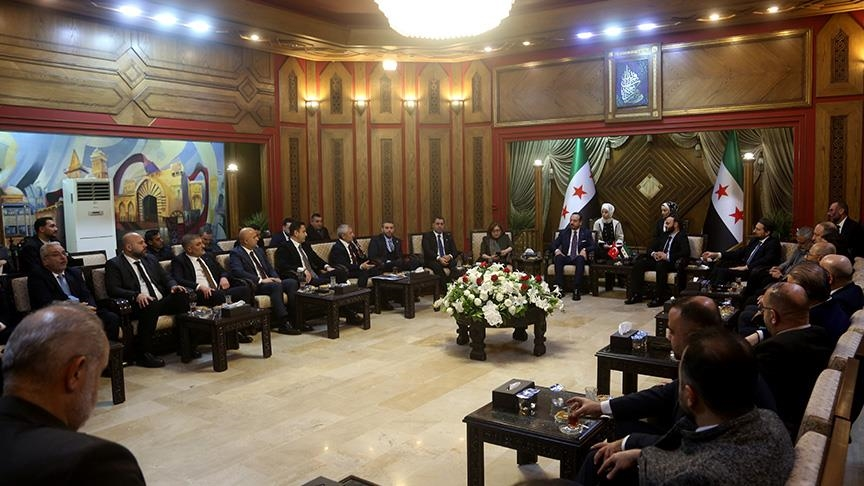 الإعلام التركي الرسمي: وفد تركي يبحث مع محافظ حلب إعادة الإعمار بالمدينة – عكس السير