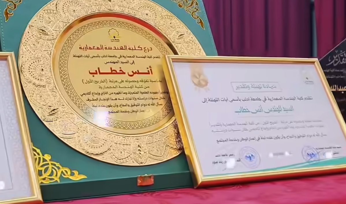 كلية الهندسة المعمارية في جامعة إدلب تمنح وزير الداخلية أنس خطاب مرتبة ” الخريج الأول ” ( فيديو ) – عكس السير