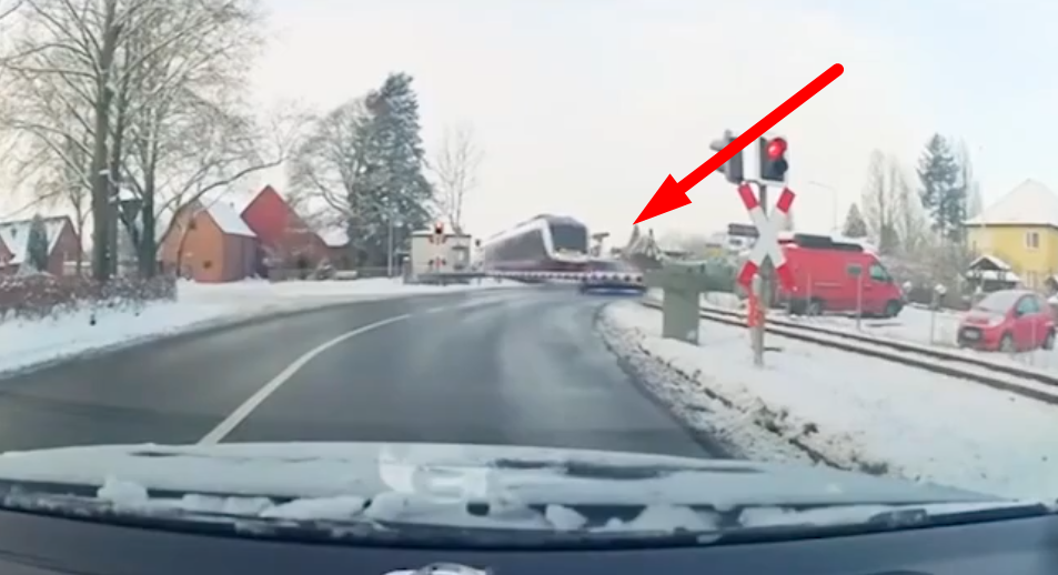 قطار يصطدم بسيارة على معبر سكة حديد في ألمانيا ( فيديو ) – عكس السير