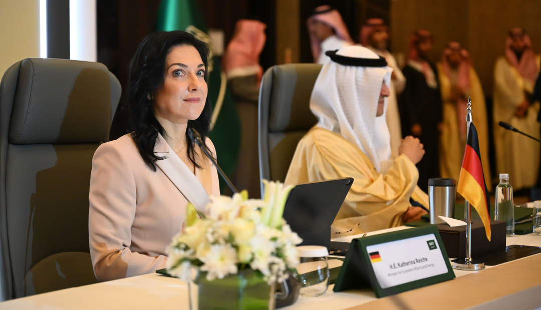 السعودية قد تنقذ خطة ألمانيا للطاقة النظيفة .. شراكة استراتيجية لإمداد برلين بـ ” الهيدروجين الأخضر “ – عكس السير