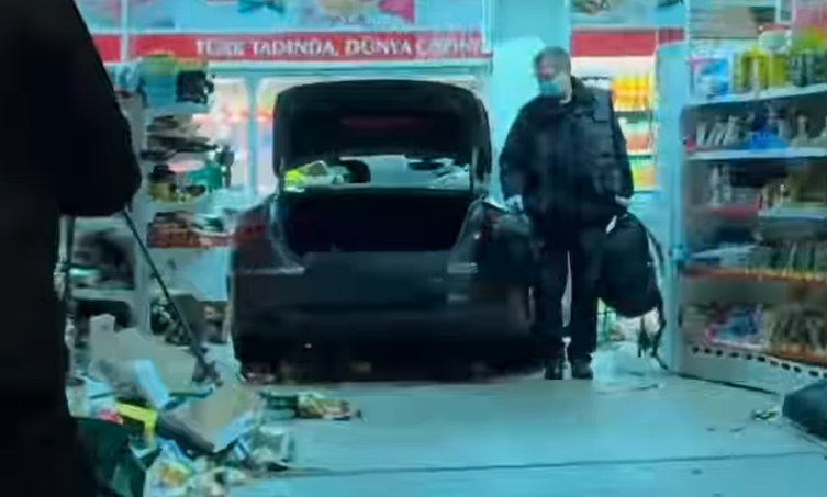 ألمانيا : سيارة تقتحم متجراً في دوسلدورف .. والسلطات تحقق في شبهة محاولة قتل – عكس السير