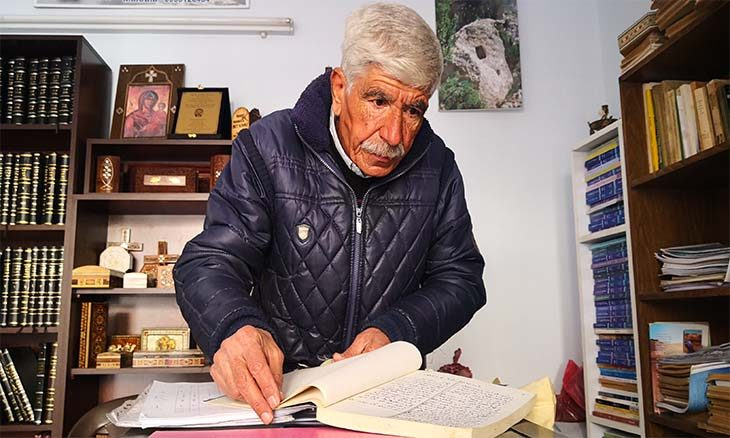 “أنا آخر مدرس للغة الآرامية” .. جورج زعرور باحث تاريخي سوري يكرس حياته للحفاظ على اللغة الآرامية في معلولا ( فيديو ) – عكس السير