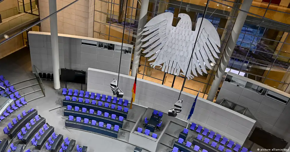 دراسة: نحو خُمس الألمان منفتحون على أفكار سلطوية .. 4% يعتبرون الديكتاتورية الشكل الأفضل للدولة في ظروف معينة – عكس السير