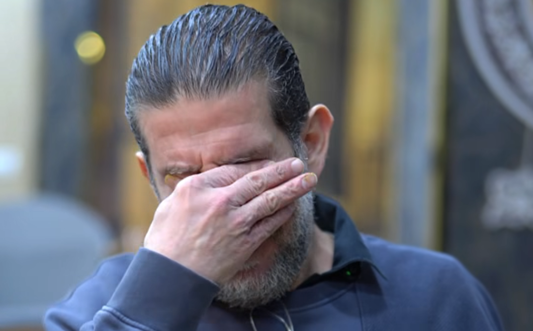 رجل أعمال سوري يودع مصر بالدموع ويثير تفاعلاً .. ” دخلت معزوزا وخرجت مكرماً ” ( فيديو ) – عكس السير