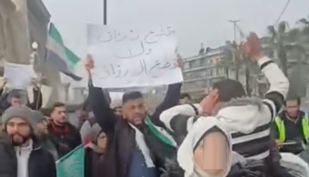 ” قطع الأعناق و لا قطع الأرزاق ” .. مظاهرة احتجاجية في حلب على قرار إزالة البسطات ( فيديو ) – عكس السير
