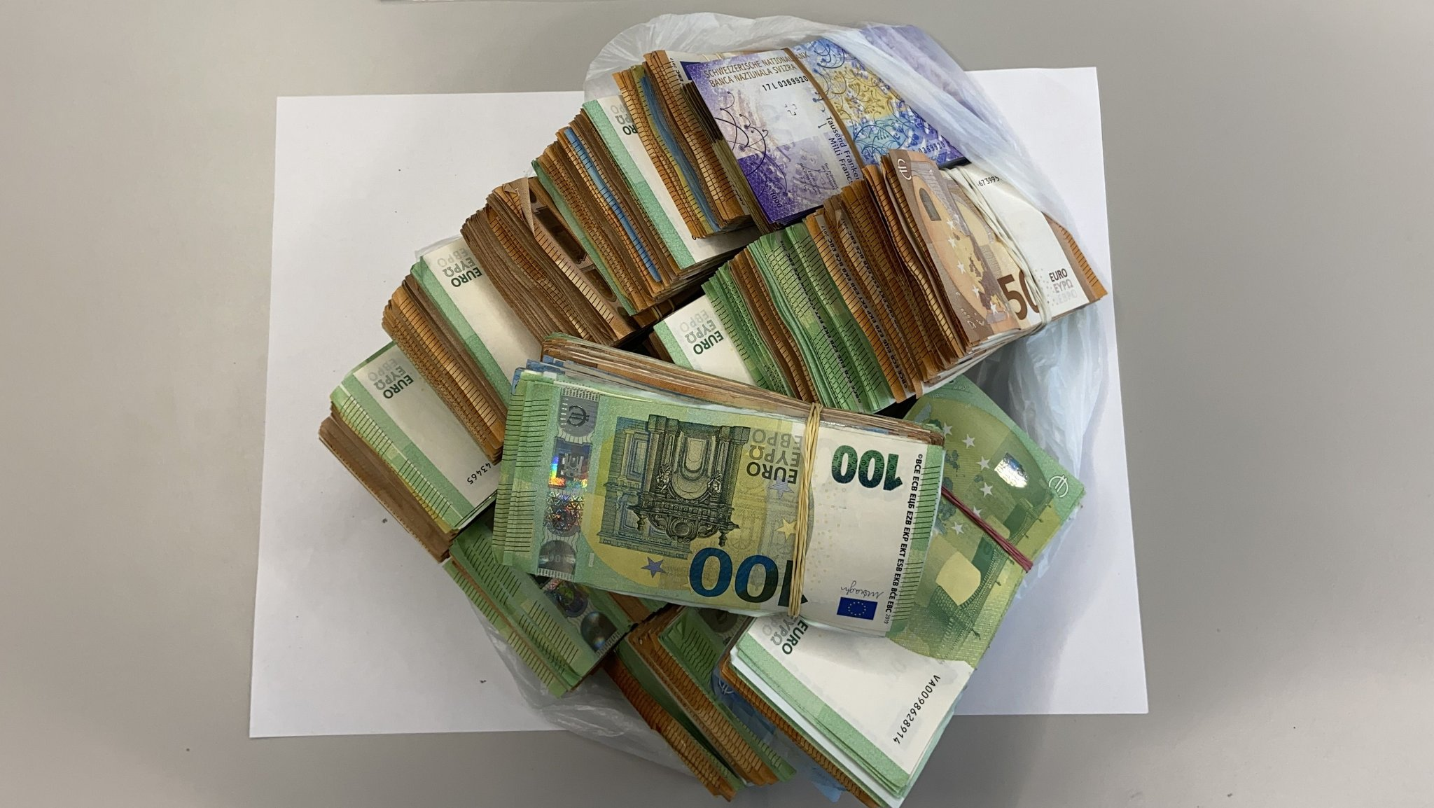 ألمانيا : ضبط 150 ألف يورو نقداً داخل قطار متجه إلى فيينا .. والشرطة تفتح تحقيقاً بشبهة غسل أموال – عكس السير