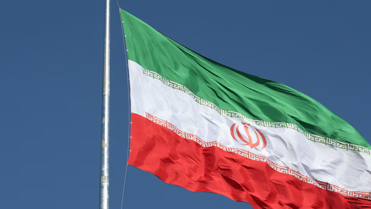 وسائل إعلام إيرانية رسمية: مقتل ابنة خامنئي وحفيدته في هجمات أمريكية وإسرائيلية – عكس السير