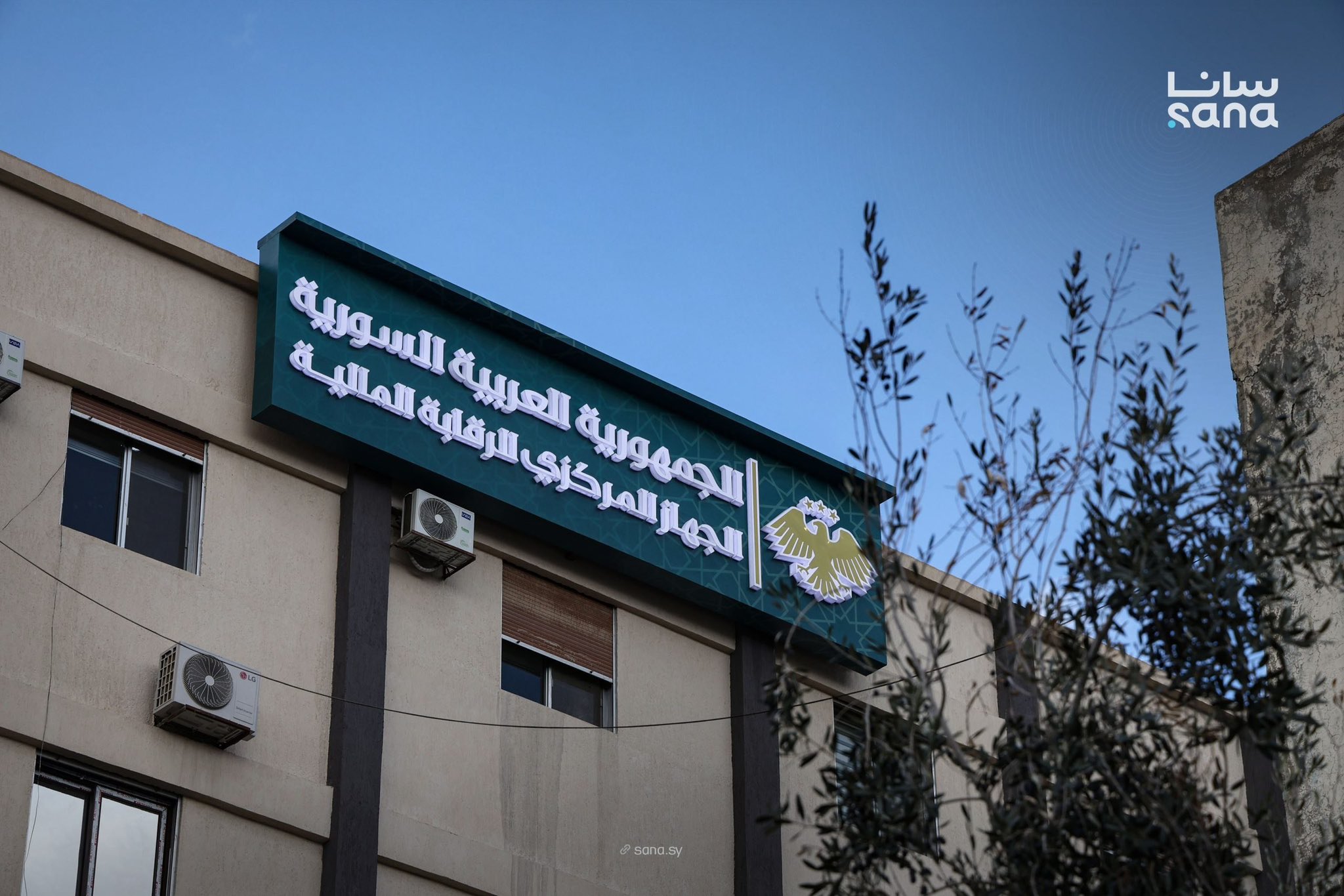 أمينة صندوق في مصرف التوفير تُحوّل أكثر من نصف مليون دولار إلى خارج البلاد – عكس السير