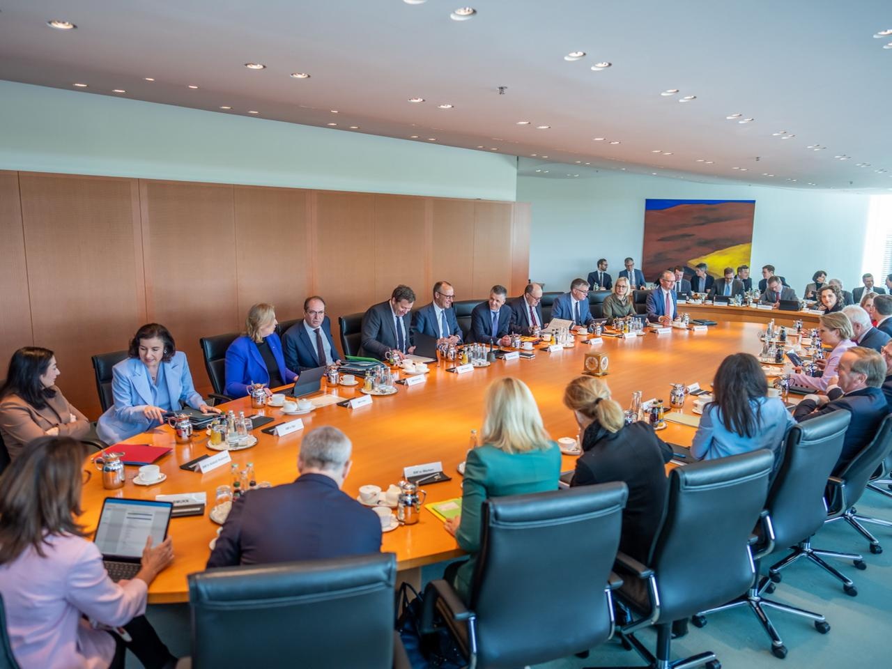 الحكومة الألمانية تقر حزمة قرارات جديدة تشمل الإيجارات والتقاعد والسفر – عكس السير