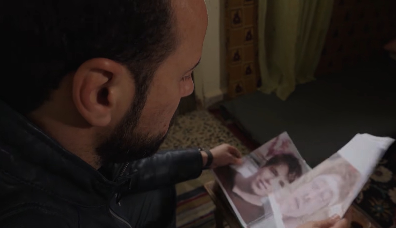 سي إن إن : ورثة “تحت التعذيب”.. رحلة 3 سوريين لتوثيق موت ذويهم تحت التعذيب على يد نظام الأسد ( فيديو ) – عكس السير