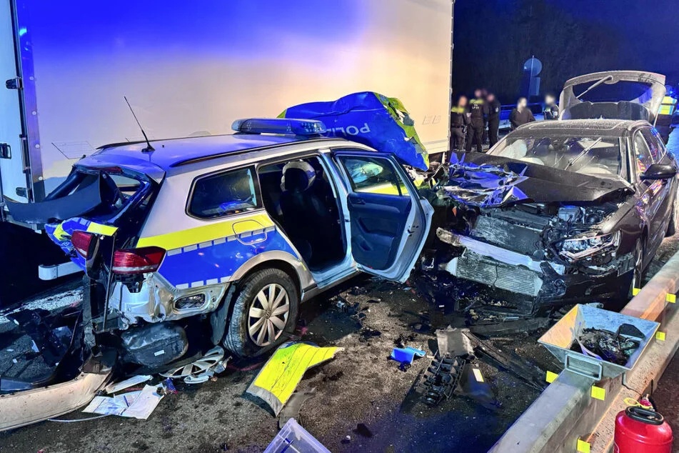 ألمانيا: سرقة سيارة تتحول إلى مطاردة هوليودية .. نهاية صادمة باصطدام مع الشرطة على طريق سريع – عكس السير