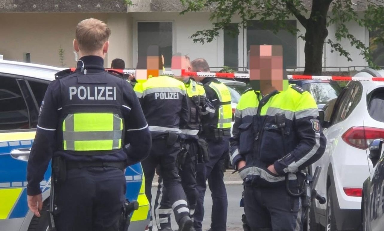 هجوم دموي في فوبرتال: رجل يطعن زوجته المنفصلة أمام أعين أطفال ويصيبها بجروح خطيرة – عكس السير