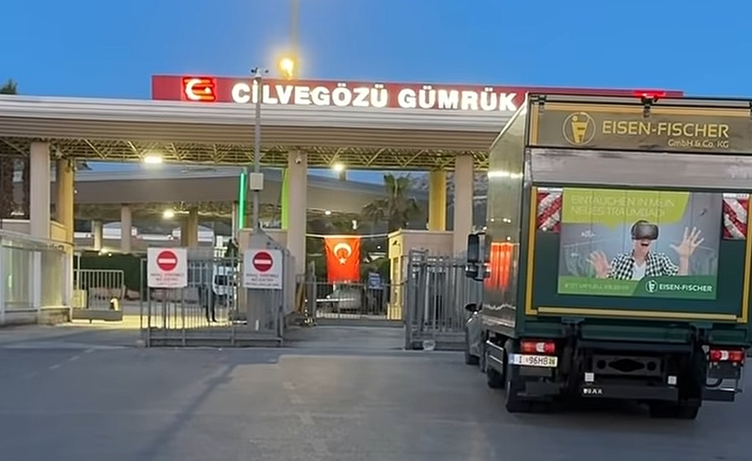 قرارات جديدة للسوريين حاملي الإقامة التركية الراغبين بالدخول إلى سوريا عبر المعابر البرية ( فيديو ) – عكس السير