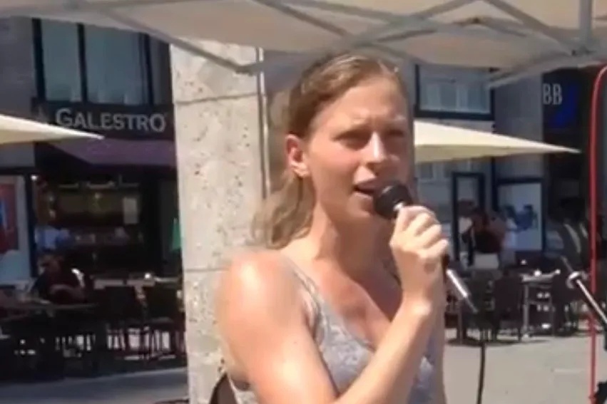 وسائل إعلام ألمانية : زيارة رسمية تكسر الغموض .. الصحفية الألمانية المختفية محتجزة في سجن حكومي – عكس السير