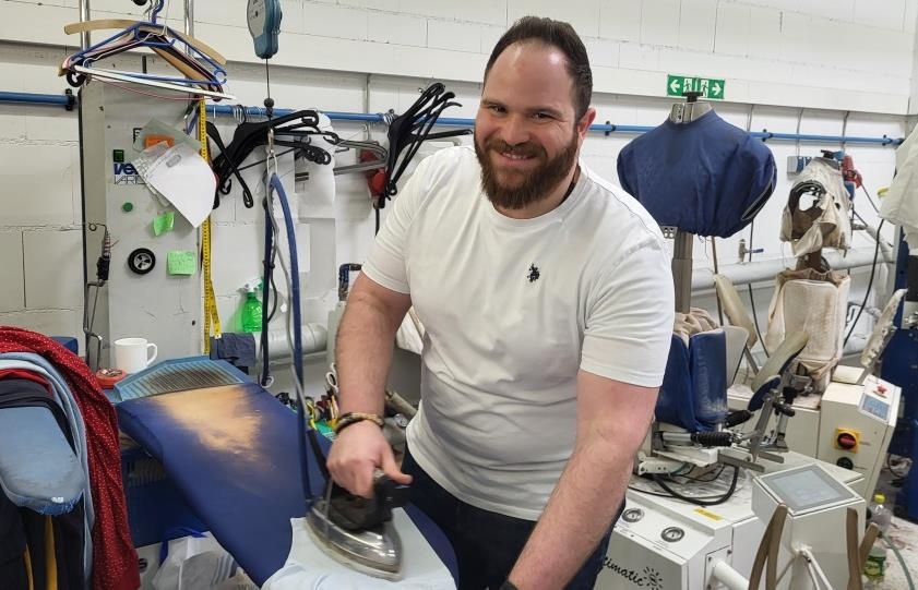 ألمانيا: خطر ترحيل شاب سوري يهدد شركة في ريغنسبورغ بسبب نقص العمالة – عكس السير