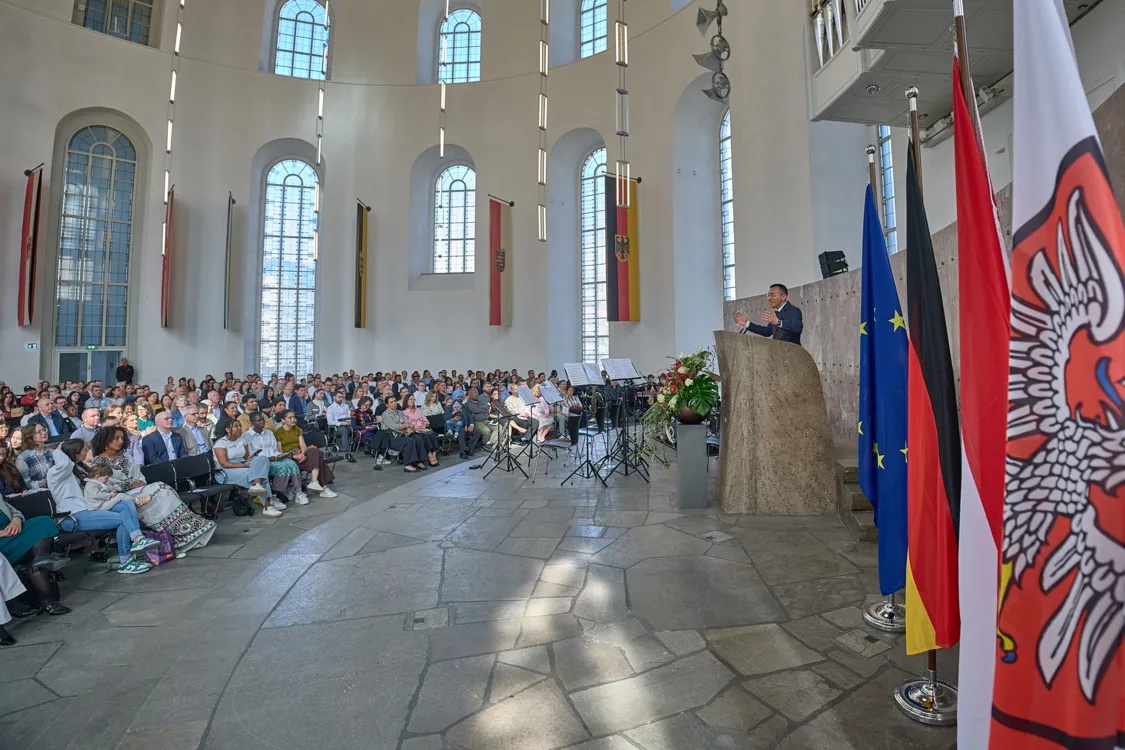 ألمانيا : عمدة فرانكفورت ذي الأصول السورية يحتفي بتجنيس مئات المواطنين الجدد – عكس السير