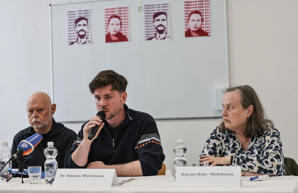 عائلة الصحفية الألمانية المعتقلة في سوريا تطالب ميرتس بجعل قضيتها أولوية قصوى – عكس السير