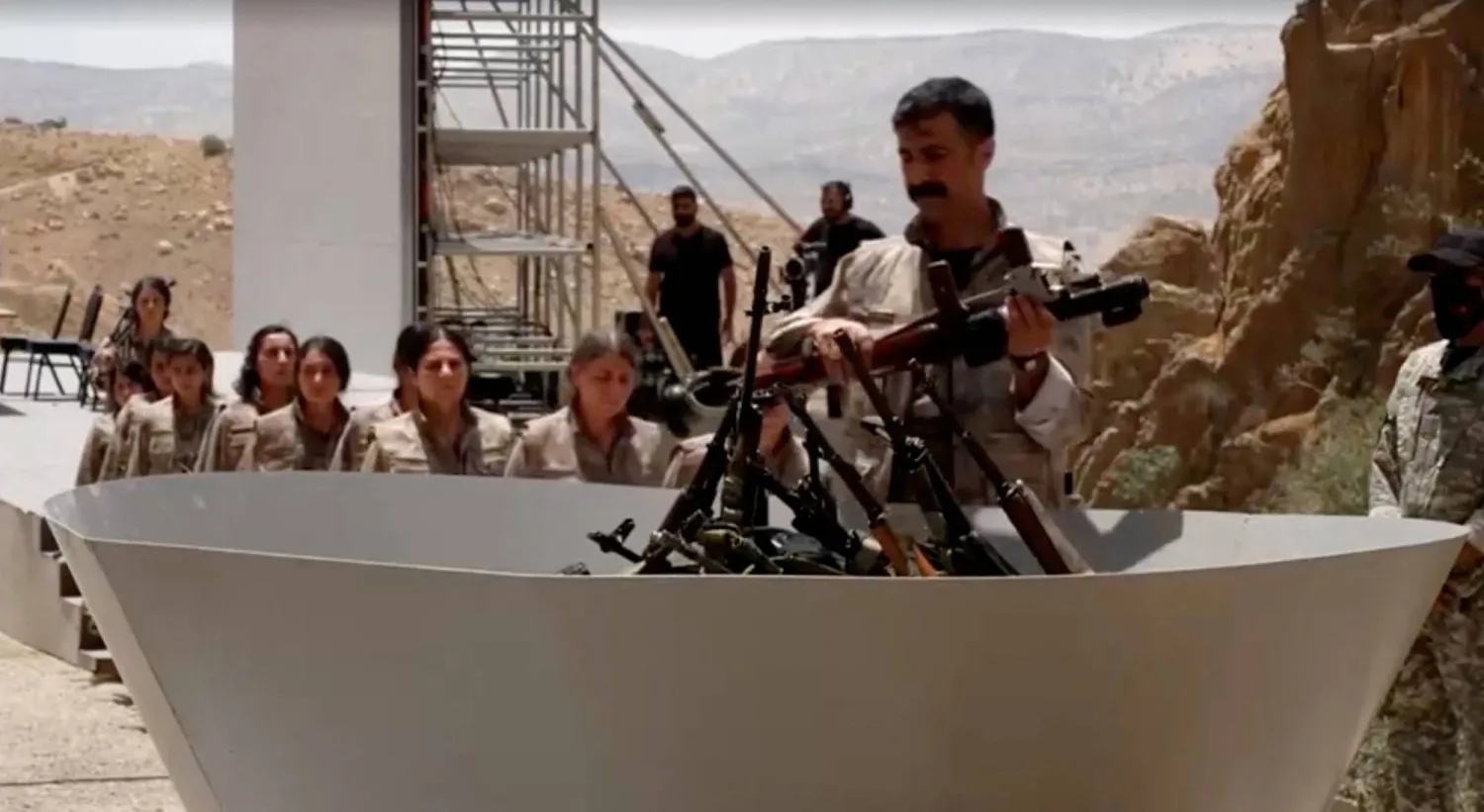 رسالة جديدة من أوجلان: الديمقراطية بديلاً للسلاح في مستقبل الأكراد – عكس السير