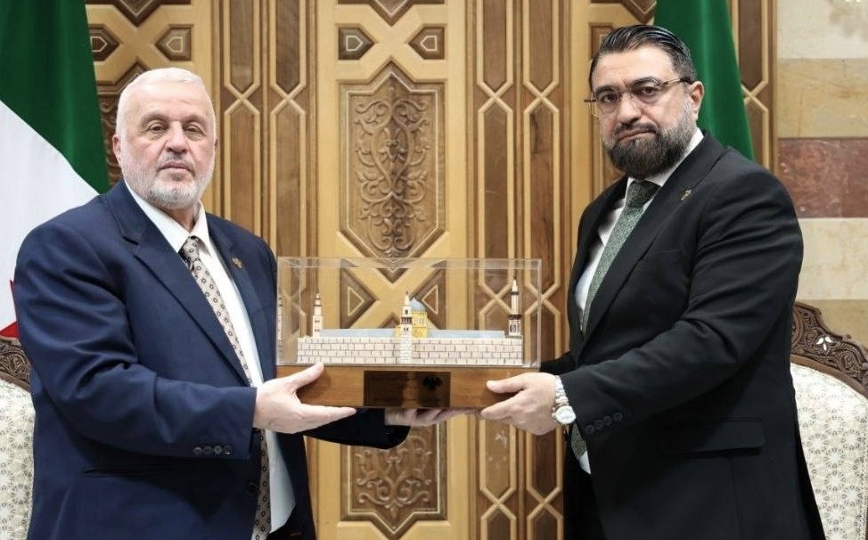 بعد انتشار وثيقة شراء الأوقاف لسيارات بحوالي مليوني دولار على نحو واسع .. متحدث باسم الوزارة يقول إن الوزير أوقف إقرار الوثيقة التي وقعها الوزير ! – عكس السير