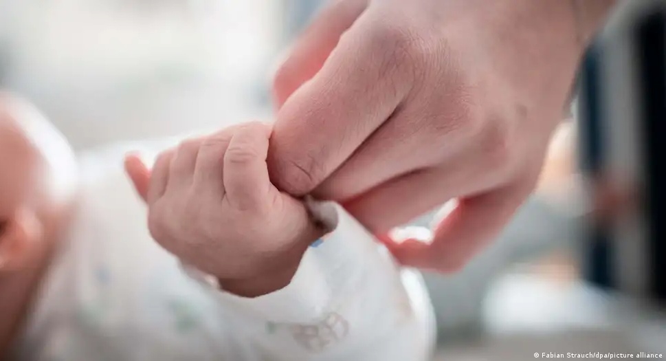 دويتشه فيله: تراجع تاريخي للمواليد.. كيف يغير ملامح المجتمع الألماني؟ – عكس السير