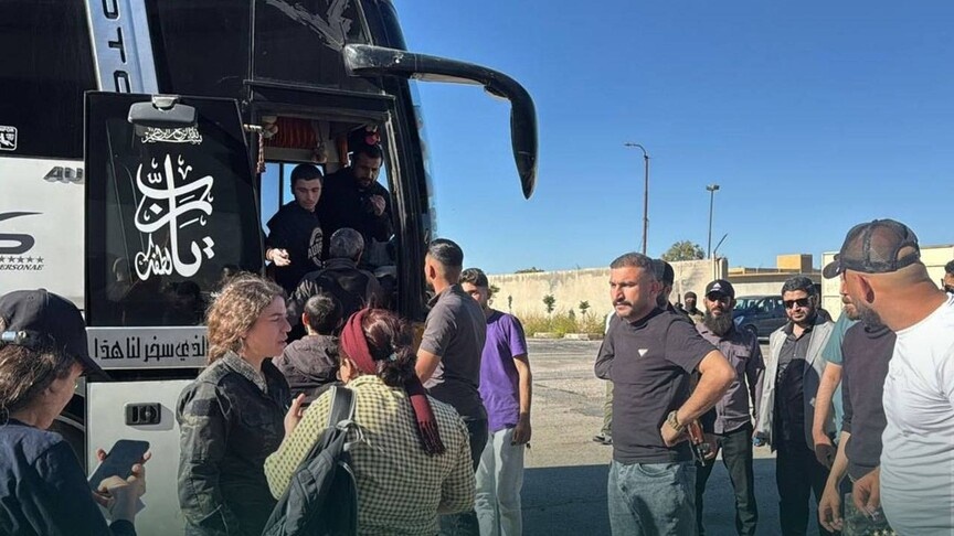 الإعلام الرسمي: الإفراج عن دفعة من الموقوفين المنتسبين لقسد في الحسكة ( فيديو ) – عكس السير