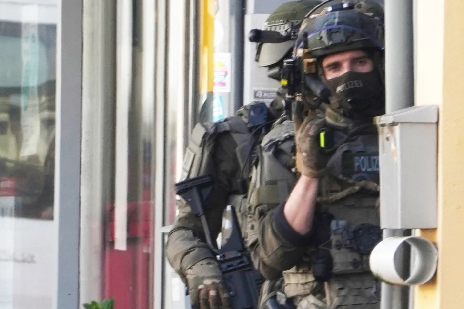 استنفار أمني واسع في ألمانيا بعد سطو على بنك واحتجاز أشخاص داخله .. و الجناة يفرون ! – عكس السير