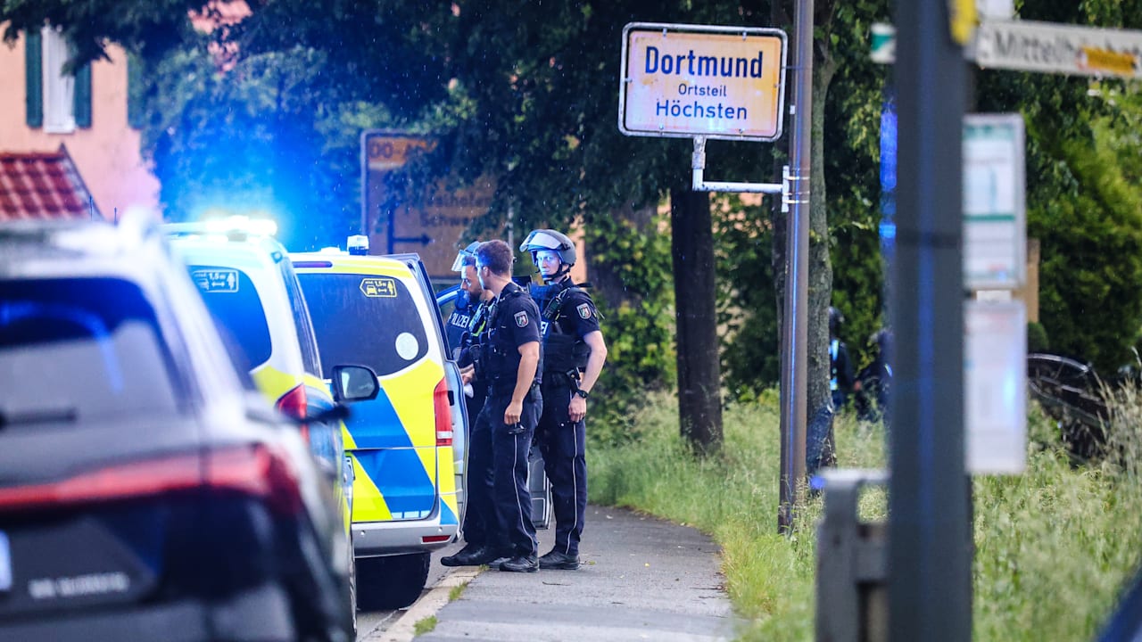 Dortmund officer shot as children taken hostage