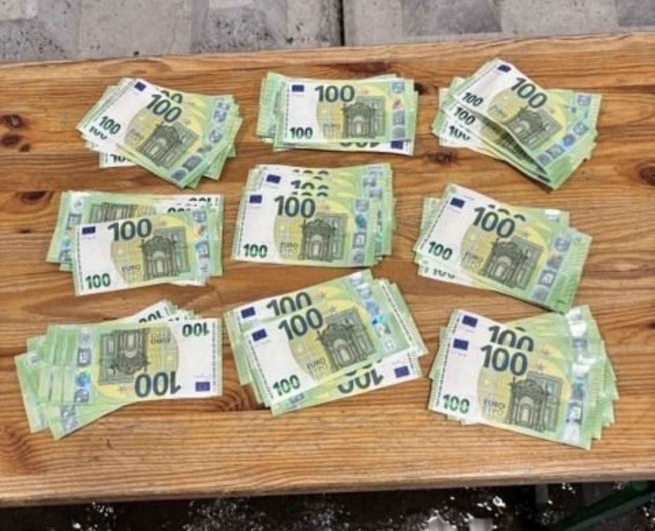 German customs detain travelers over undeclared cash