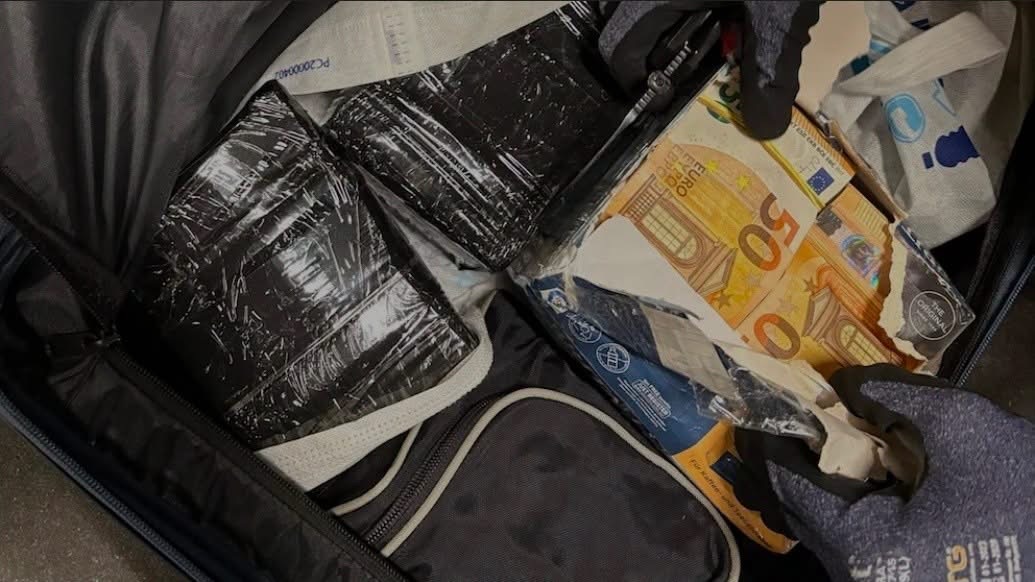 350 ألف يورو مخبأة داخل حافلة.. مفاجأة صادمة في تفتيش حدودي بألمانيا