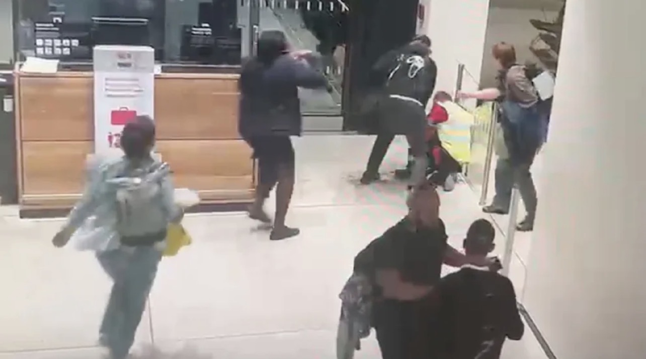 منعوه من السفر فتحول الأمر إلى هجوم خطير.. اعتقال إستوني بشبهة الشروع في قتل موظف بمطار برلين